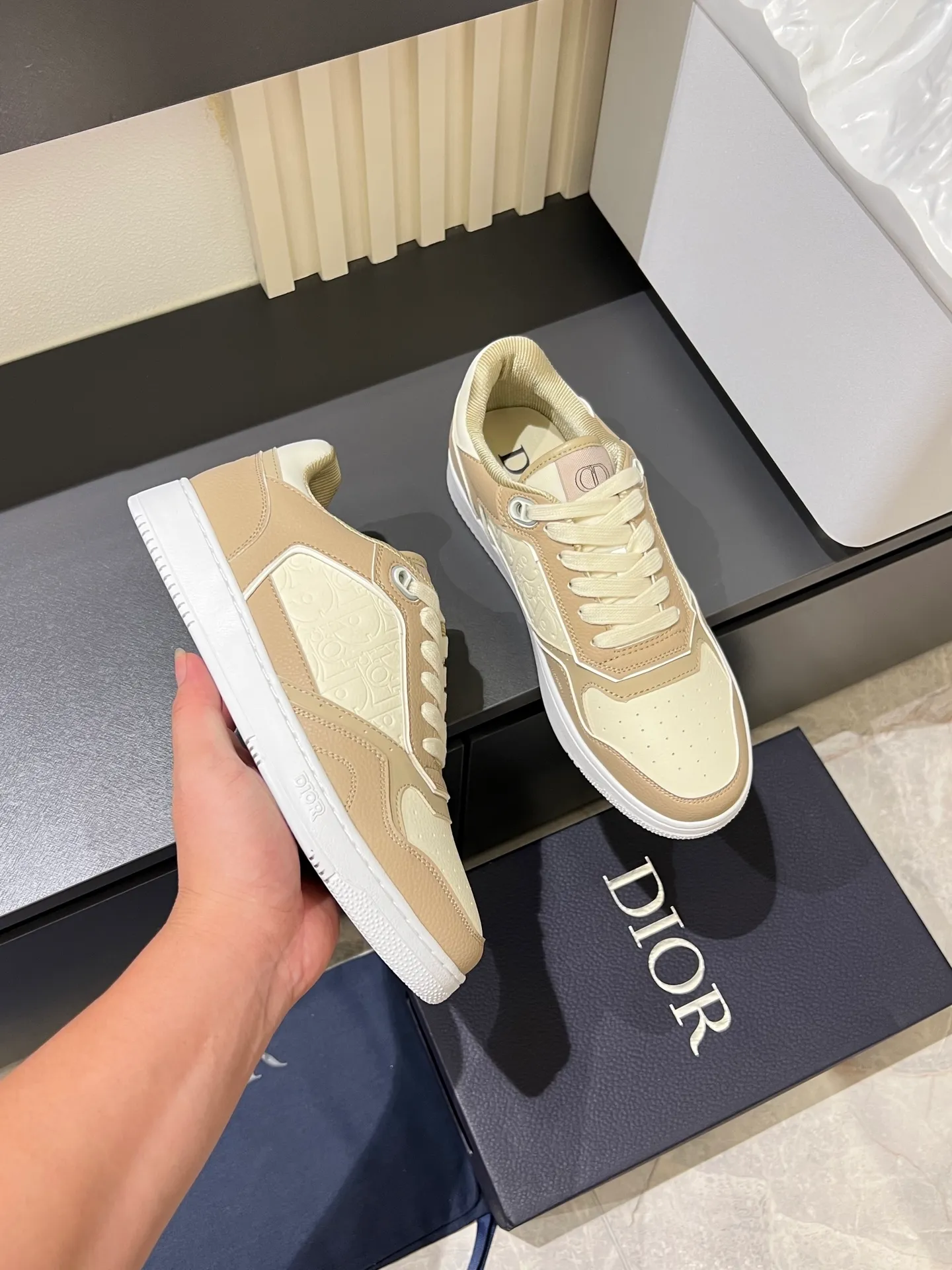 Men's shoes 💰p400 "Dio*" mid-top B27 casual sneakers. This B27 high-top sneaker is a new product in the series and continues Di*r's classic style. Crafted from gray and white smooth calf leather with beige and black Oblique print panels on the sides. The "CD Icon" shaped shoelace eyelets are clever and delicate, and the two-color rubber sole, rear collar and heel are all equipped with the brand's iconic details to enhance the style. Oblique printed straps at the ankle allow for an adjustable fit to complement the overall design. Fashionable and versatile, it can complement any look. Create an exquisite design with unique dynamic vitality and modern atmosphere, presented in low-top and high-top styles. This new must-have shoe adds a new dimension to Dior's archive heritage, embodying modern elegance. Purchase the original version and make it 1:1. If you need top quality, please come to me! Male 38-44!